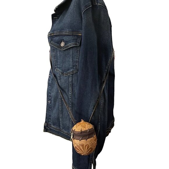 Crossbody Minimalistic Bag with Zipper Closure - Picture 3 of 8